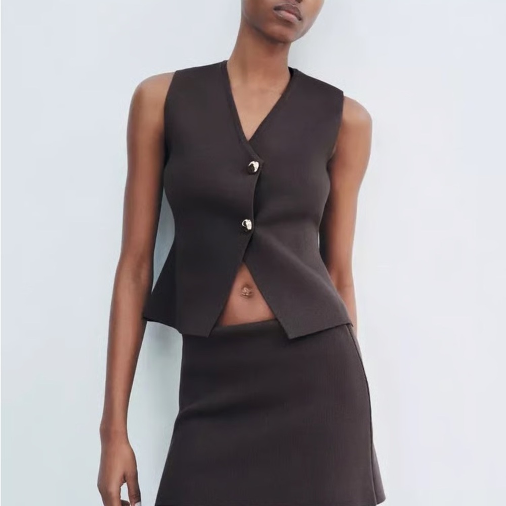 ZARA GOLD BUTTON KNIT SLEEVELESS VEST - MEDIUM